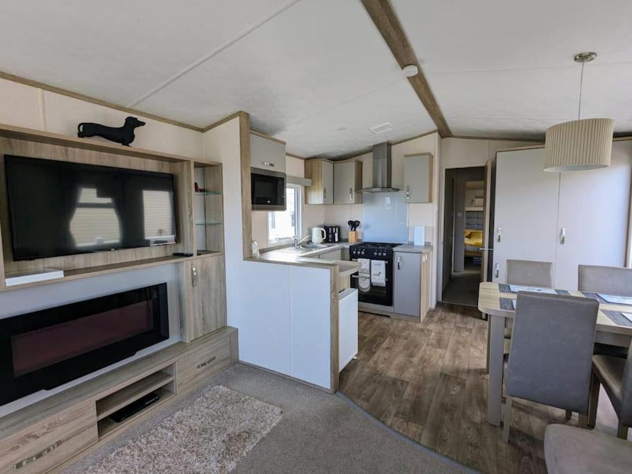 Beautiful Pet Friendly Southerness Caravan With Sea View & Decking Area Mainsriddle Exterior foto