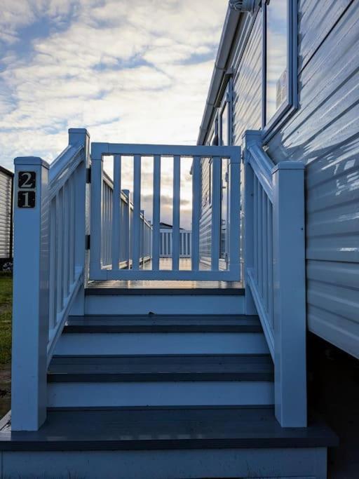 Beautiful Pet Friendly Southerness Caravan With Sea View & Decking Area Mainsriddle Exterior foto