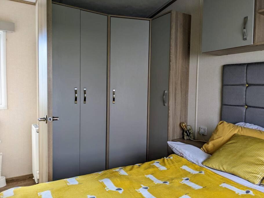 Beautiful Pet Friendly Southerness Caravan With Sea View & Decking Area Mainsriddle Exterior foto