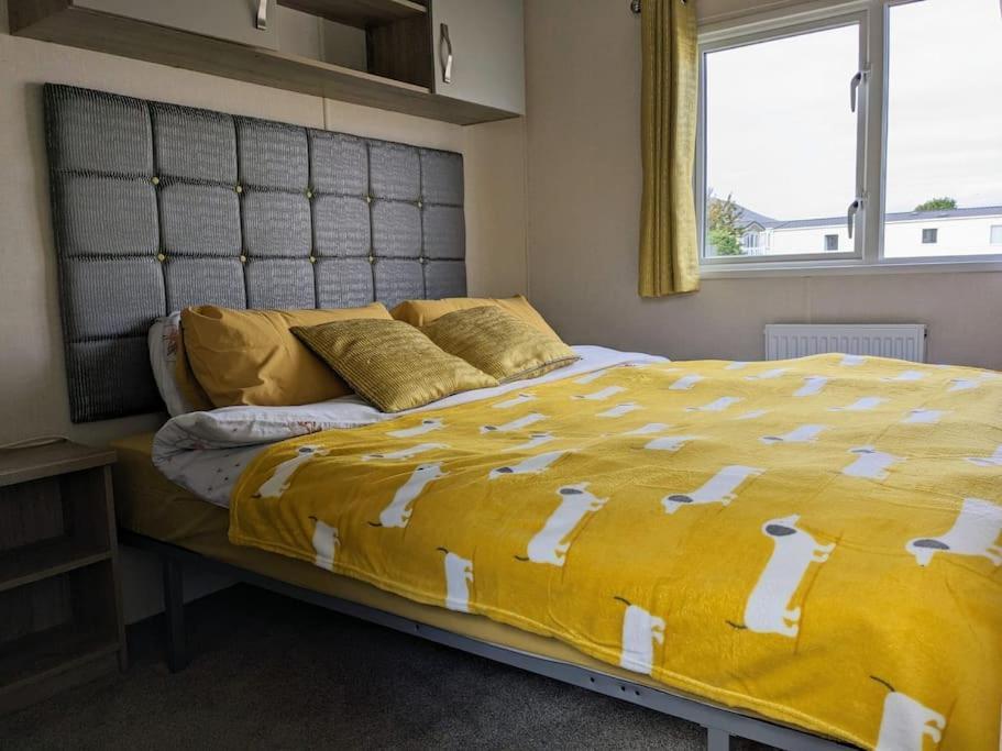 Beautiful Pet Friendly Southerness Caravan With Sea View & Decking Area Mainsriddle Exterior foto