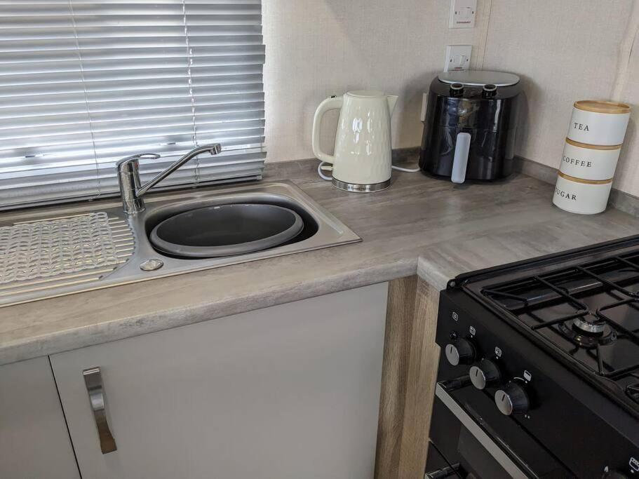 Beautiful Pet Friendly Southerness Caravan With Sea View & Decking Area Mainsriddle Exterior foto