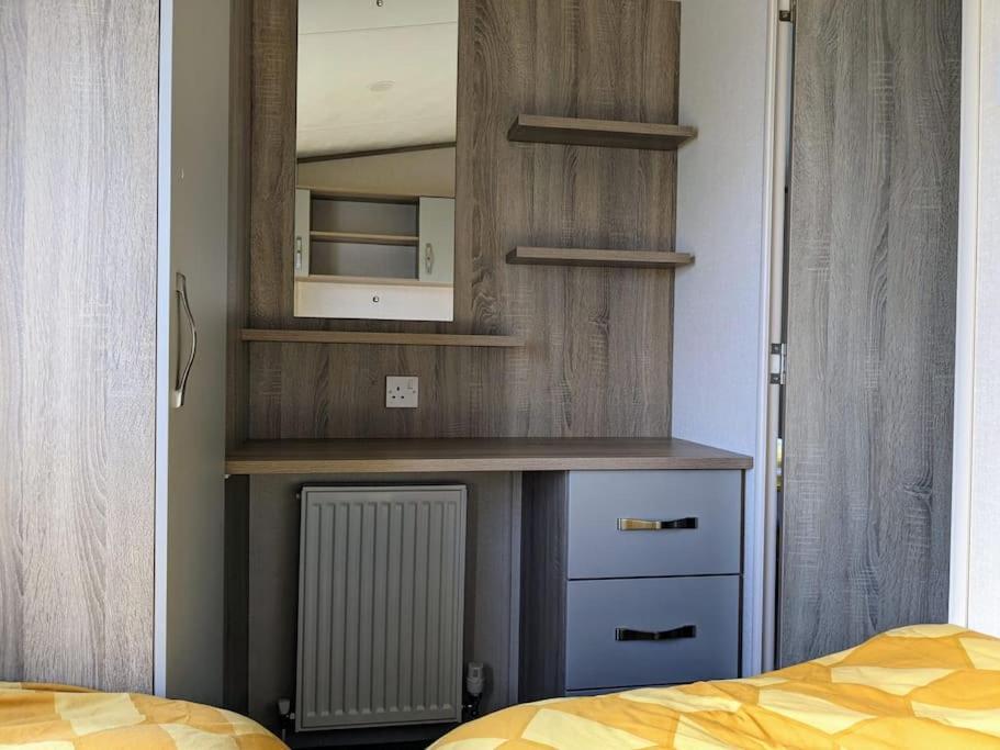 Beautiful Pet Friendly Southerness Caravan With Sea View & Decking Area Mainsriddle Exterior foto