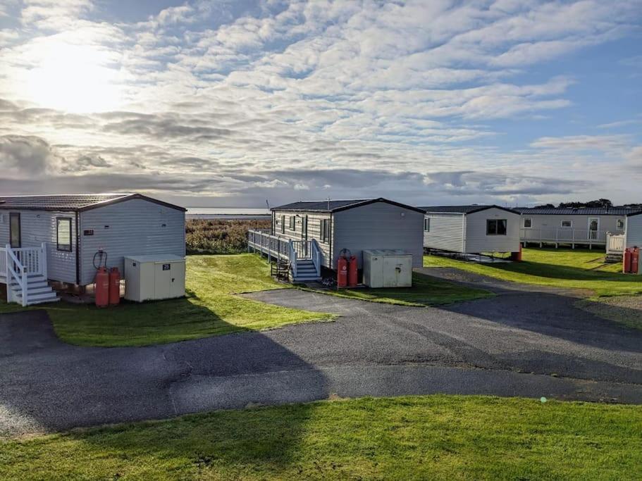 Beautiful Pet Friendly Southerness Caravan With Sea View & Decking Area Mainsriddle Exterior foto